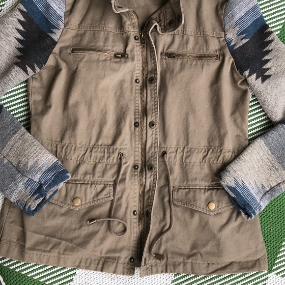 Thread & Supply kaki jacket with blue Aztec design, snap front & lots of pockets - Picture 6 of 8